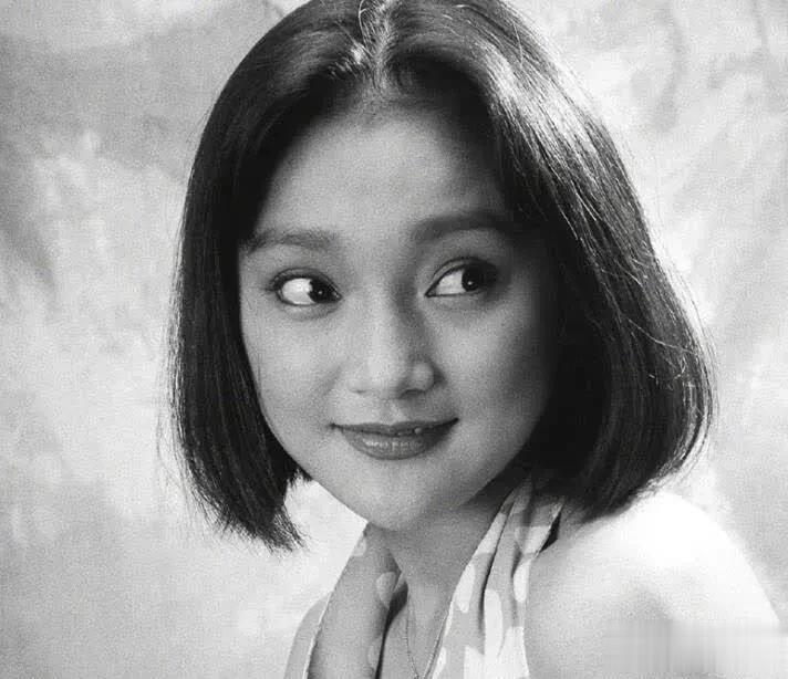 不得不说，那时候的她可真是太美了啊！

一张圆润饱满的少女的脸，一双灵动有神的大
