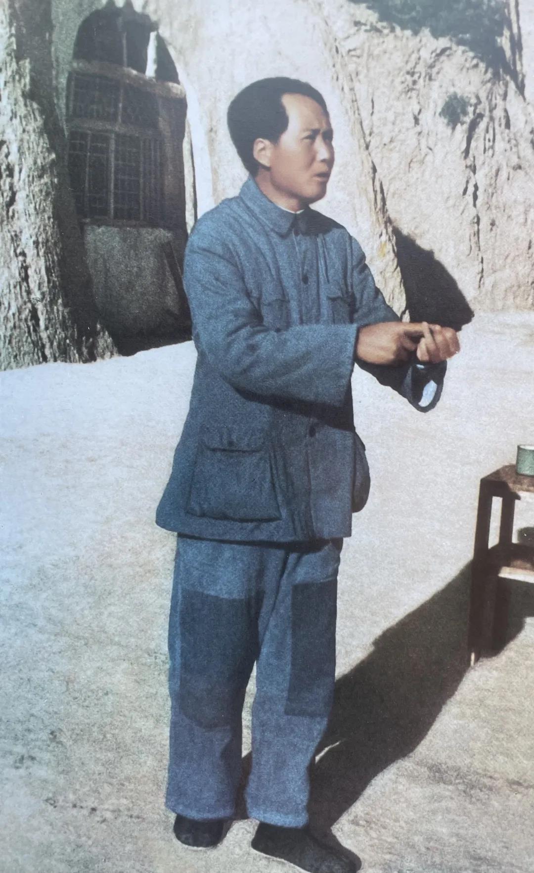 1942年，毛主席在延安给120师干部作报告。
看到毛主席裤子上的两个大补丁真的