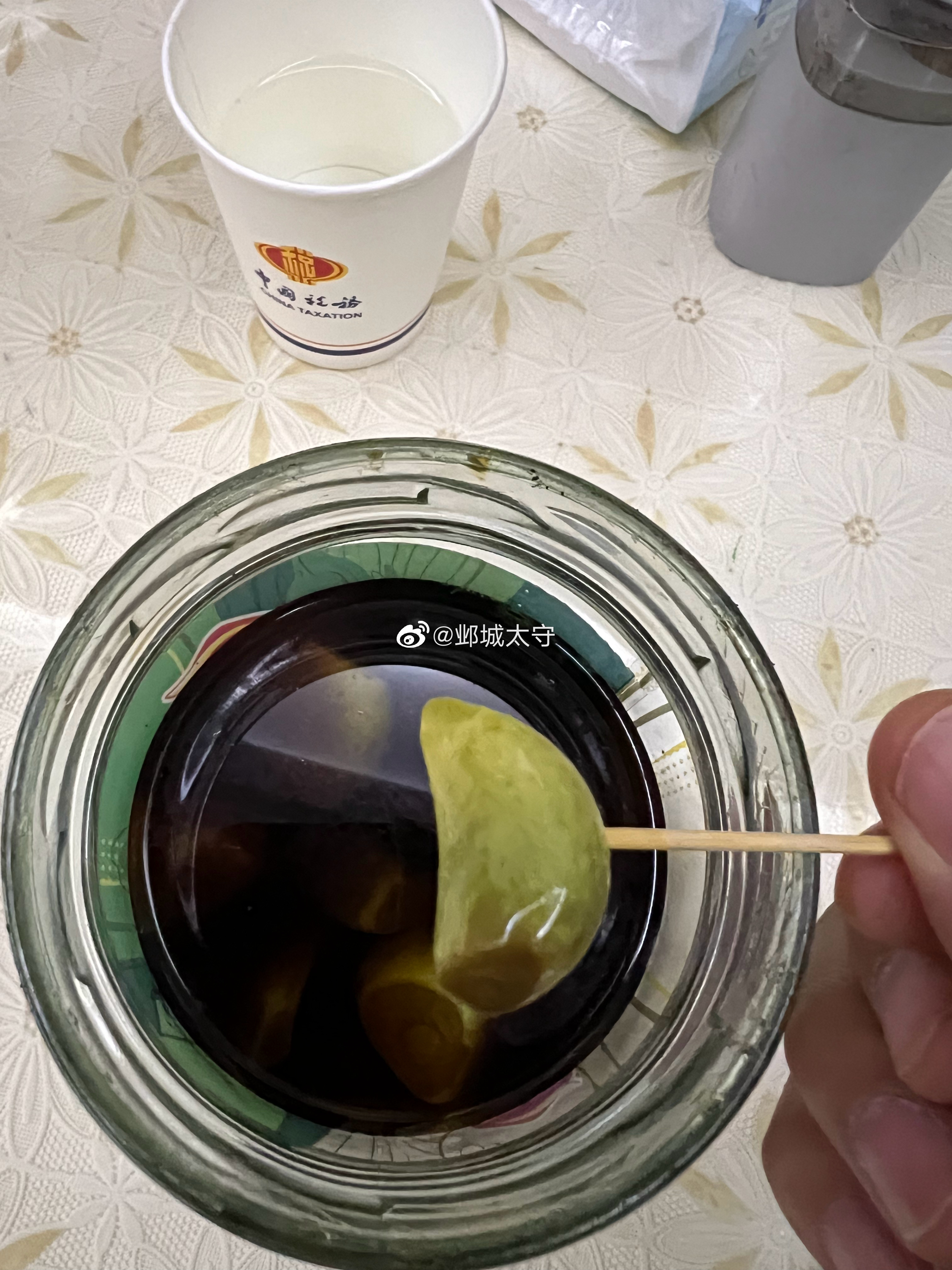 以前对腊八蒜没什么好恶，前年在一家陕西面馆吃面，试着尝了下店老板自己腌的腊八蒜，