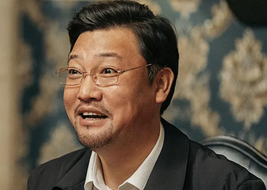 大鹏的电影《保你平安》定档了，阵容可以说是超级强大了，这部新片的主演有马丽，尹正