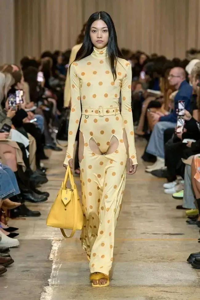 有人说这个时装秀伤风败俗！2023年Burberry春夏大秀让人直呼辣眼睛。时尚