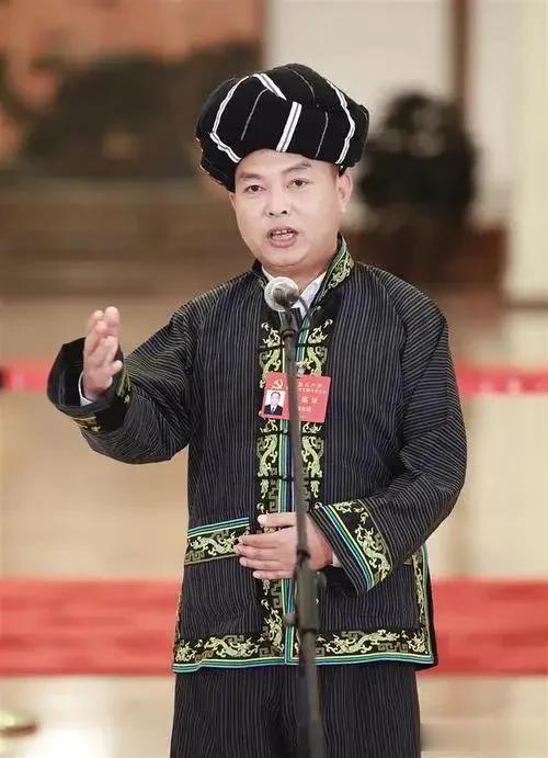 湖南省花垣县双龙镇副镇长、十八洞村党支部书记施金通，另一个身份是二十届中央候补委