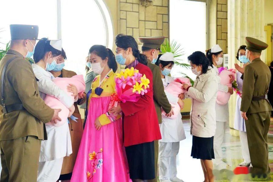 2月１３日，平壤妇产医院出生了今年第一个三胞胎。给全国人增添欢喜。

三胞胎的母