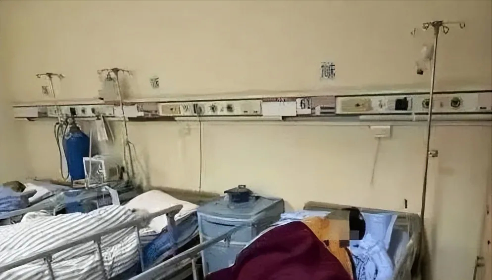 太荒唐了！子女被医院通知母亲抢救无效死亡，于是把“母亲”尸体领回火化下葬！但万万