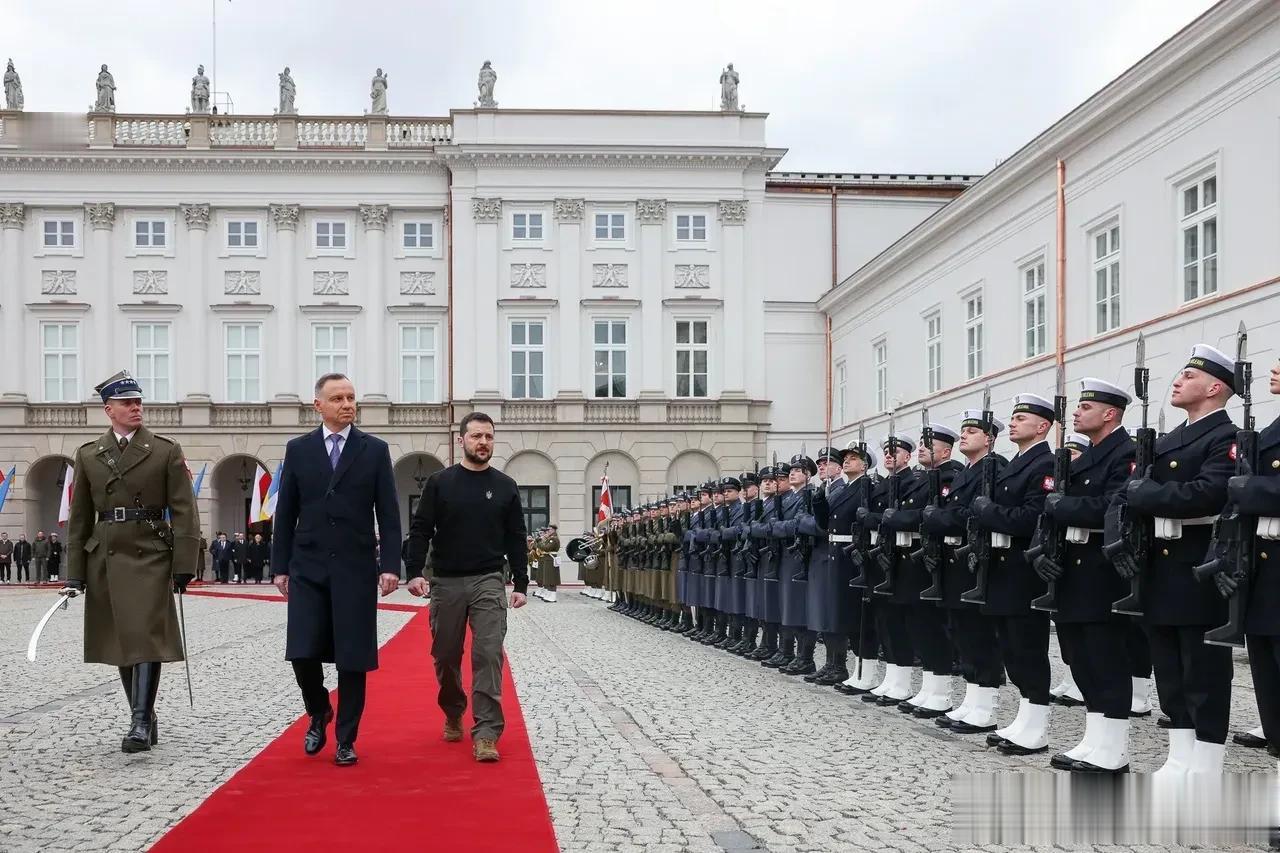 泽连斯基就是不一样，正式访问波兰也不换身衣服？

没有穿正装，但此次的波兰之行，