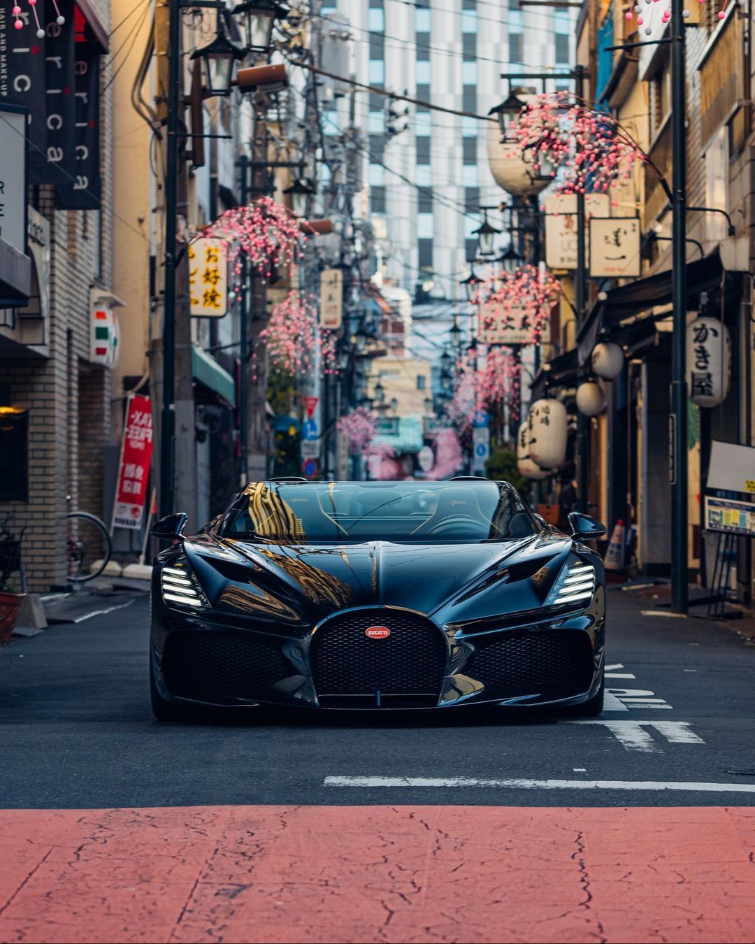 Bugatti Mistral 在东京的老街上漫游 🥷🏿#布加迪mistra