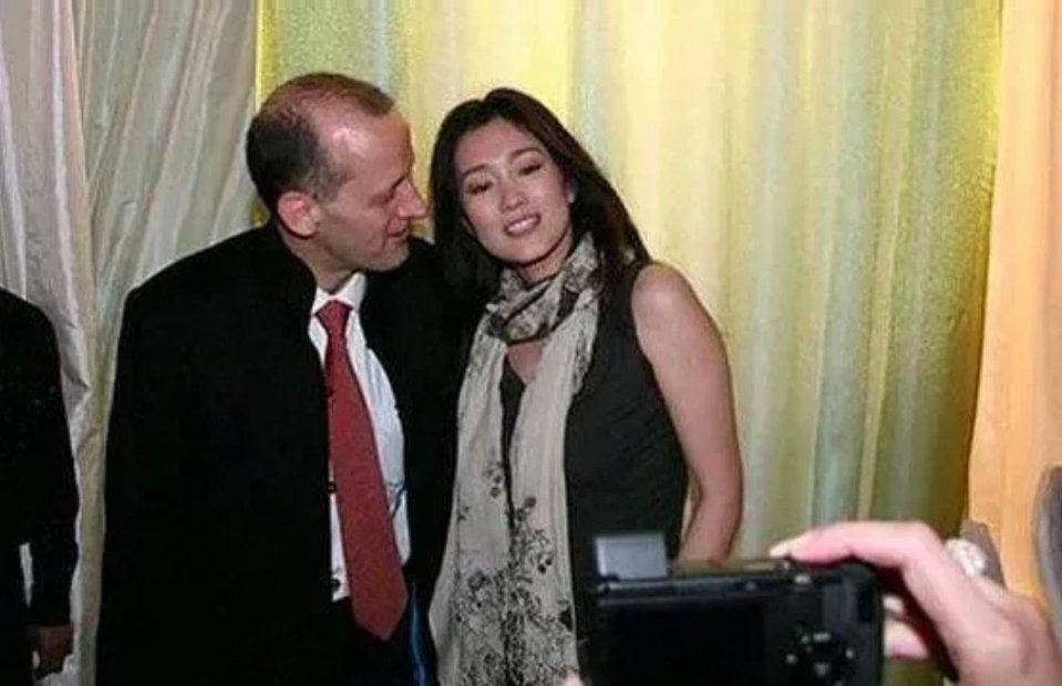 #历史那些事[超话]#这张照片拍摄于2007年。在一次投资人的酒会上，巩俐喝多了