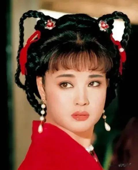 刘晓庆1975年参演第一部电影，至今仍在拍戏，艺术生命力如此顽强，令人钦佩。
她