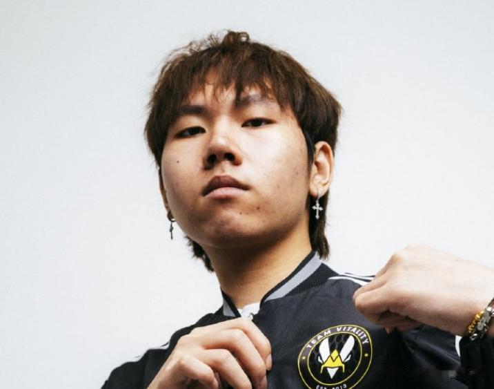 Bo放话：如果拿下世界冠军，皮肤要选盲僧！
最近在海外社交平台上，有粉丝询问Bo