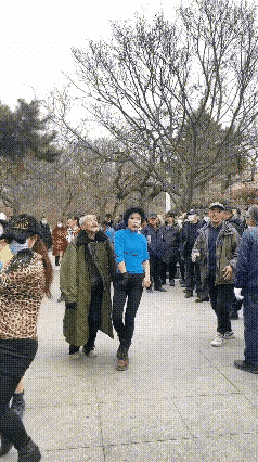 大爷大妈们的广场舞，群魔乱舞，搂搂抱抱，人格早已舞中掉来形容了，跳个健身的广场舞