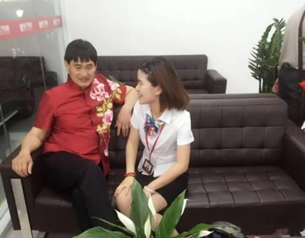 大衣哥自从出了大名，成了有钱人之后，身边就总是美女环绕了。
据说大衣哥现在的年收