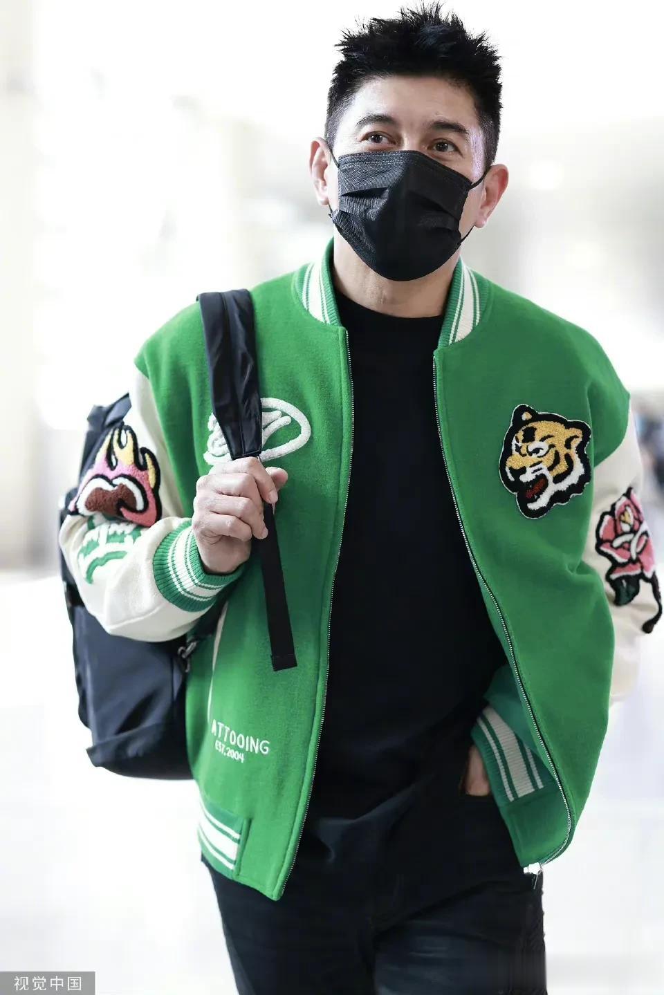 吴奇隆苏有朋最新机场私服照释出，吴奇隆绿色棒球帽，上面秀着虎头看着和他一样虎虎生