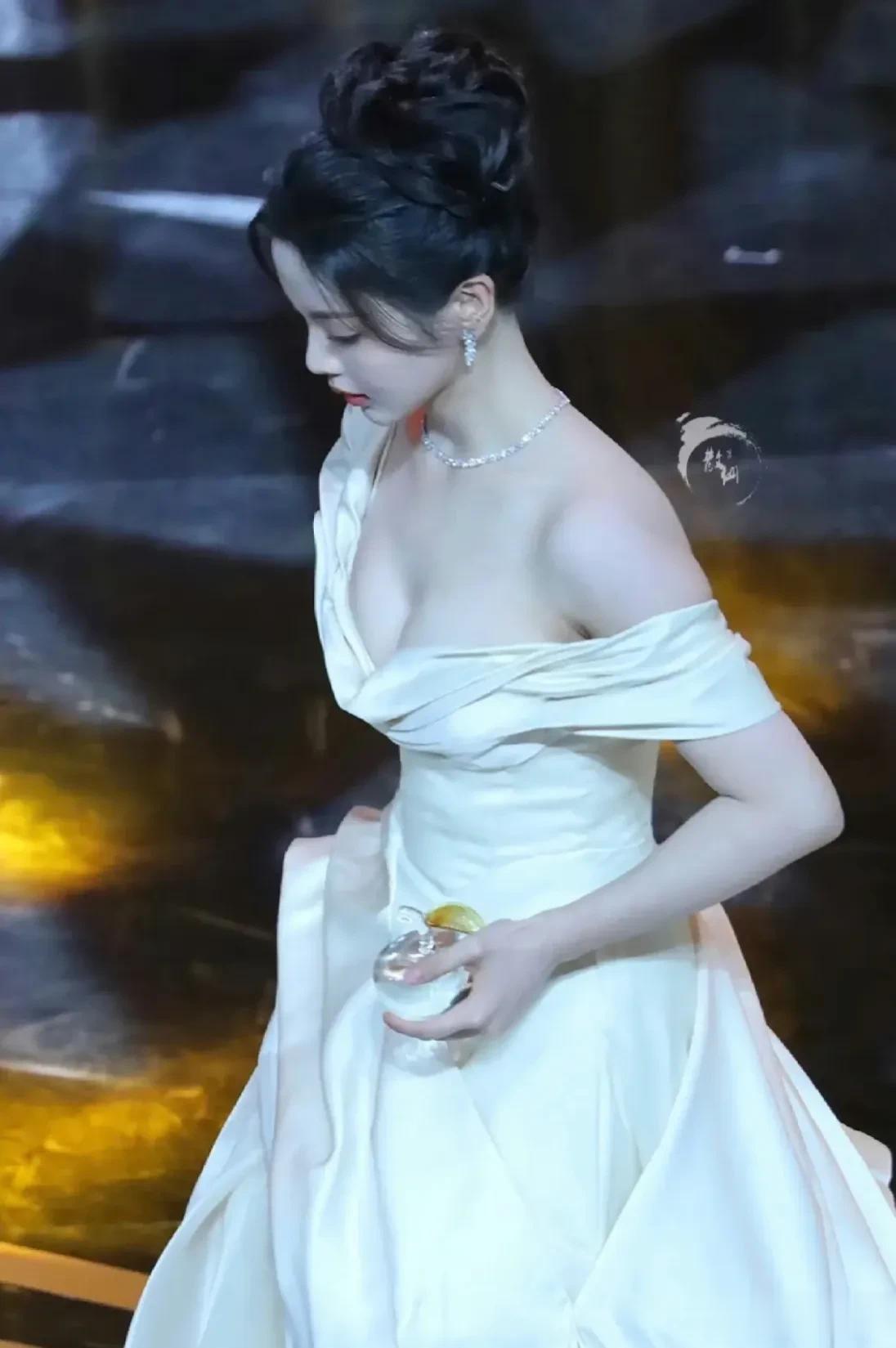 杨超越真的美翻了...
杨超越你怎么这么白这么大啊…我是说裙子…
就想问问今晚还