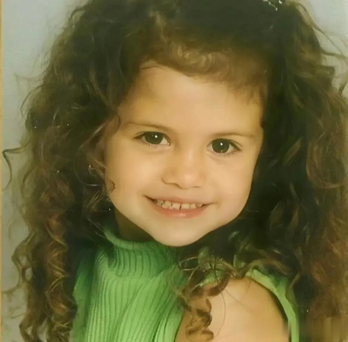 赛琳娜·戈麦斯小时候这发量太让人羡慕了，就像个洋娃娃一样，天生的发量王者呀，要不