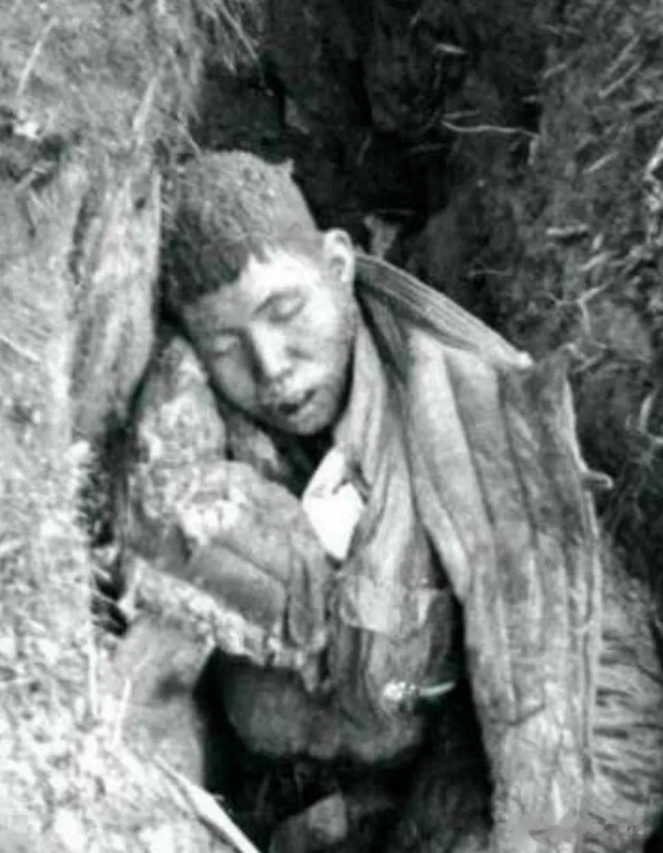这是朝鲜战场上，我国的一名无名英雄永远地留在了异国的照片。

当时的条件和美国的