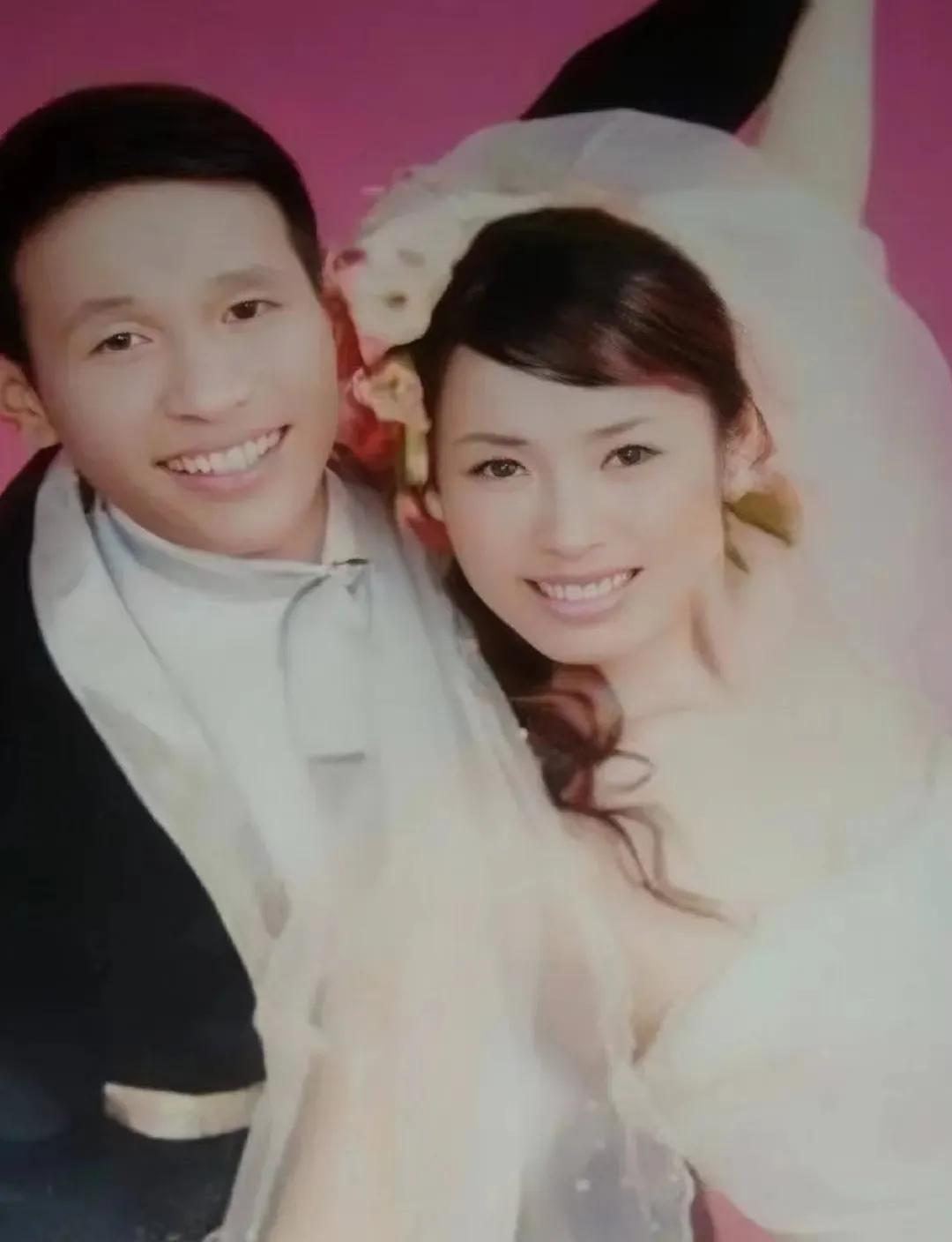 网友拍到赵本山的爱徒宋小宝带自己二婚老婆一起逛街，没想到其貌不扬的宋小宝，老婆会