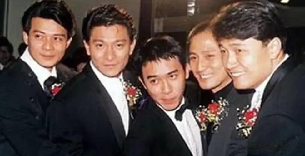 一档访谈秀，节目里汤镇业突然说：“刘德华红了40年了，他一部电影都能拿5000万