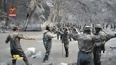 昨天把央视军事关于加勒万河谷冲突的视频看了好几遍，每次看到印度人耍阴招，以多欺少
