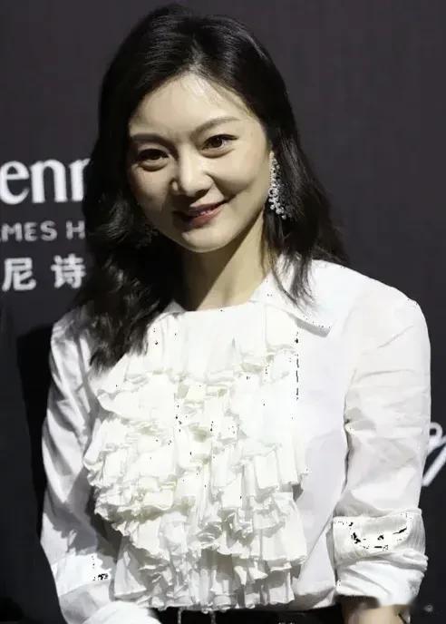 成熟稳重的男人是很理性的，例如像张艺谋！

张艺谋是享誉世界的大导演，可是他找老