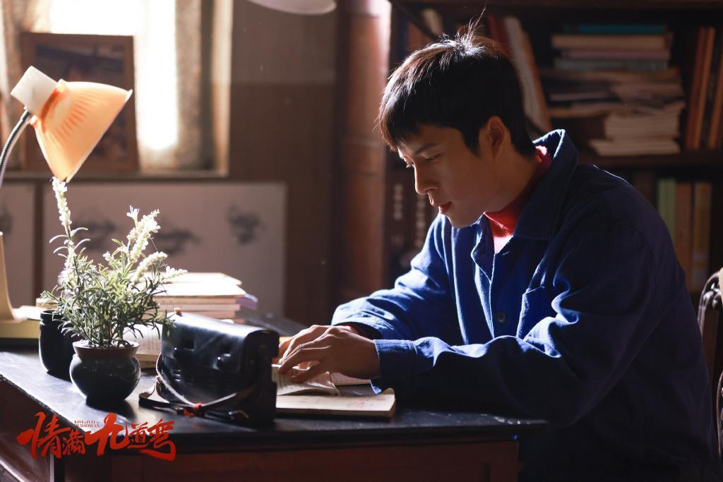 #韩东君80年代工装造型# 《情满九道弯》 韩东君80年代工装造型！大蓝底工装裤