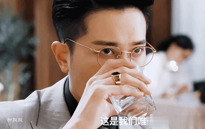  彭冠英和陈钰琪俊男美女这个搭配好养眼 ，民国造型非常的有氛围感 ，整个质感拉满