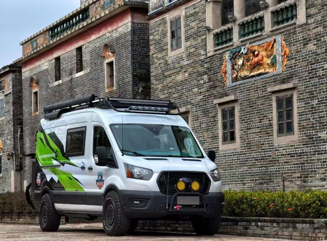 这是款能外出旅行又能商务出行的房车，旅美速腾路航者越野房车，整车基于美国原装进口