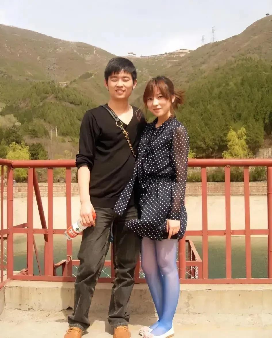 十几年前，一对小情侣外出游玩时的一张留影。
小伙子憨厚朴实，虽然不帅，但是一看就