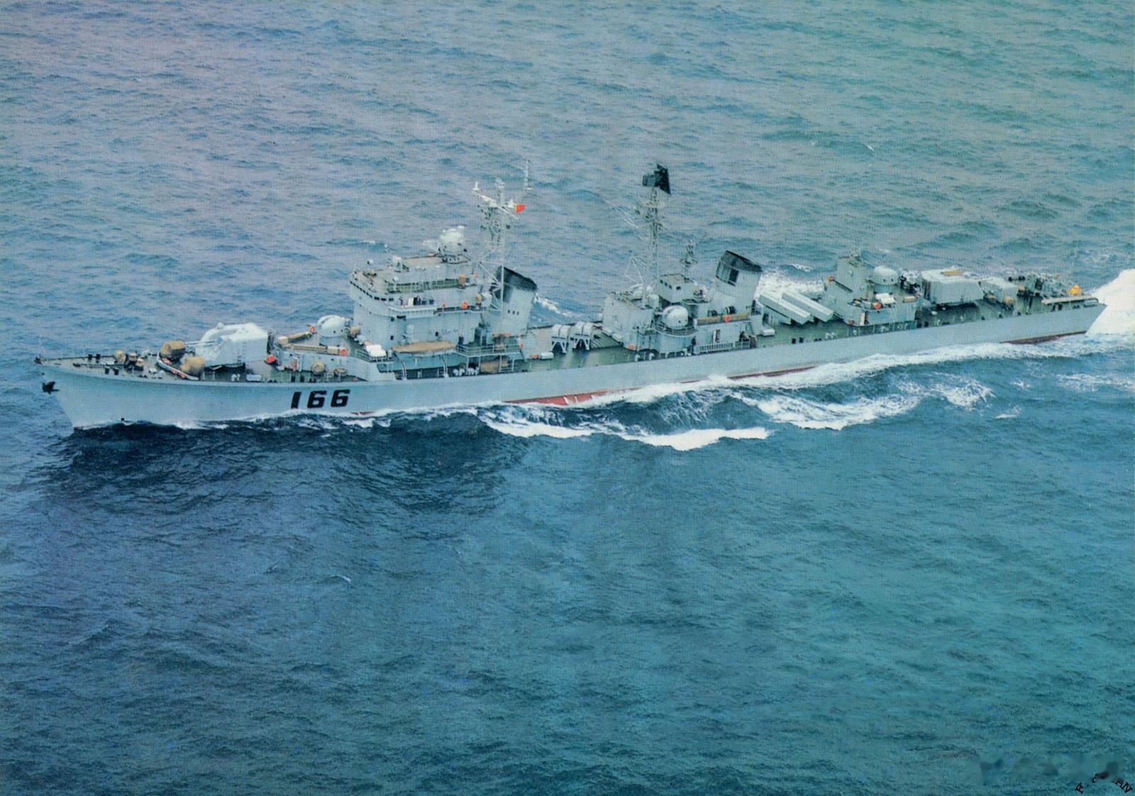 1994年5月拍摄的051G2型导弹驱逐舰166珠海舰、053H2G型导弹护卫舰