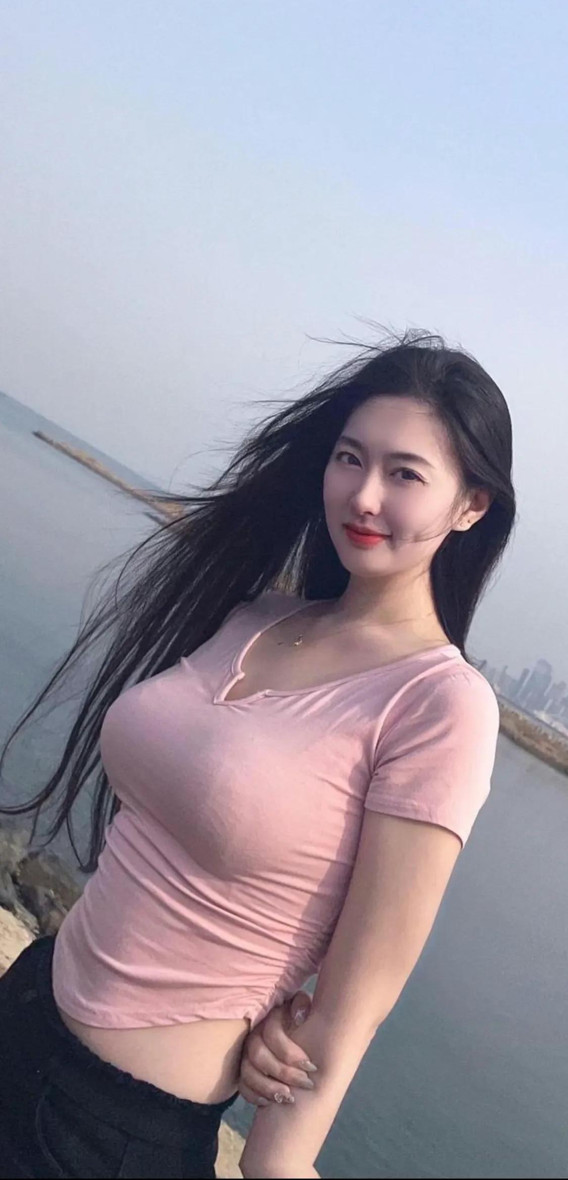 人不能靠感情和不值钱的西北风活着，挣钱和爱自己永远都要放在第一位。
爱情会有的，