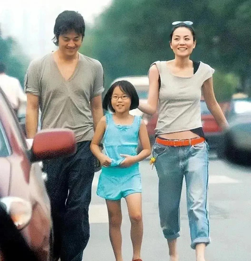 20年前，王菲和李亚鹏刚刚结婚时，俩人牵着窦靖童的手一起轧马路时的场景，那时候他