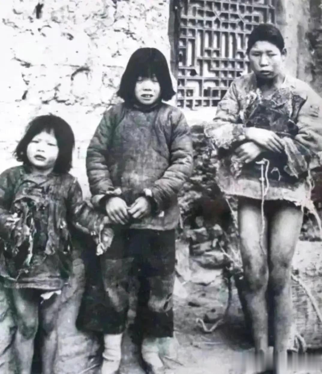 在图书馆中的老画报上看到这图片，甚是震惊！
图片介绍∶1939年冬天，一位雇农正