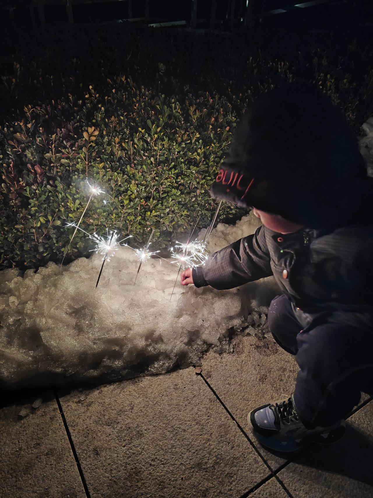 父母想带孩子在老家，我跟媳妇又不愿意，明显能感到父亲不开心。

父母在老家待习惯