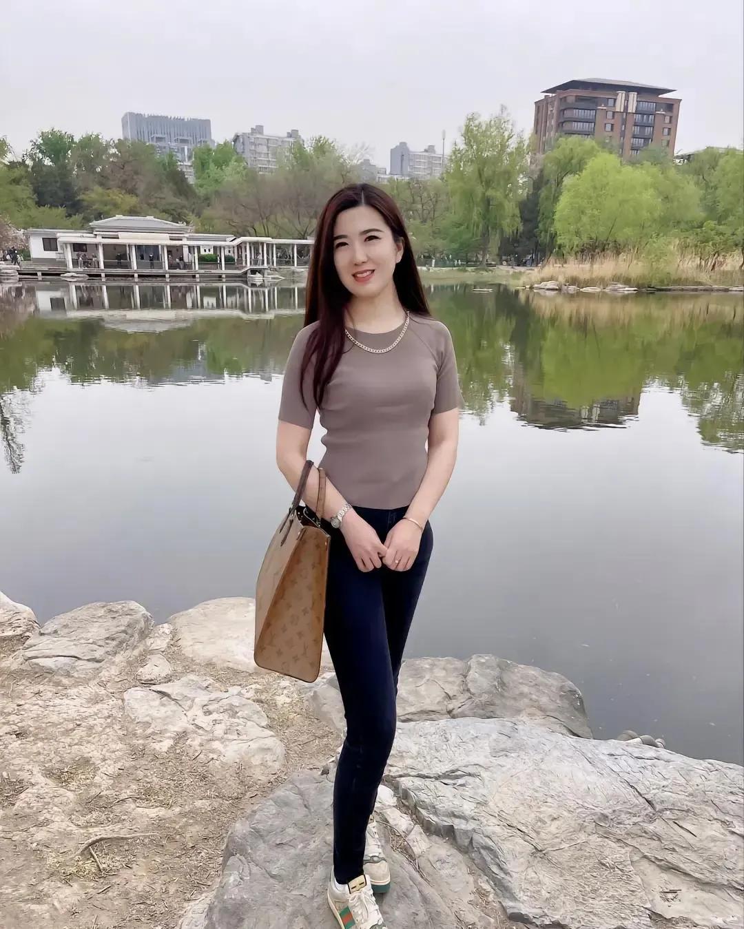 我是一个三十岁的女人，和男友相处了很长一段时间，但是他却总是嫌弃我赚钱太少。这让