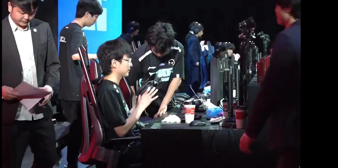 TT第一局用力过猛，被RNG连追两局，来到了RNG的赛点，还好第三局赢了，不然大