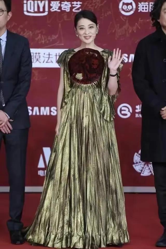 高颜值实力派女演员梅婷的翻车穿搭。

没想到一向气质脱俗的梅婷会选择这样一套穿搭