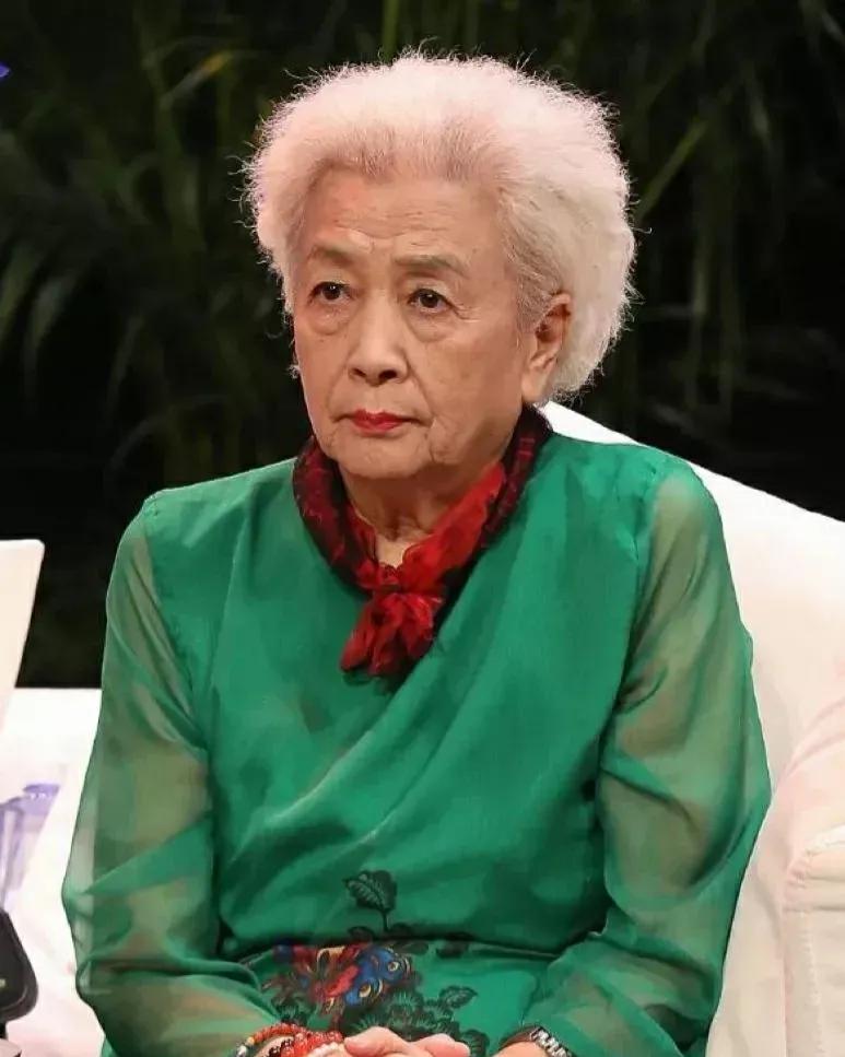 谢芳都87岁了，穿红戴绿挺时髦，刘晓庆、黄晓明都钦佩。

谢芳作为演艺界的老前辈
