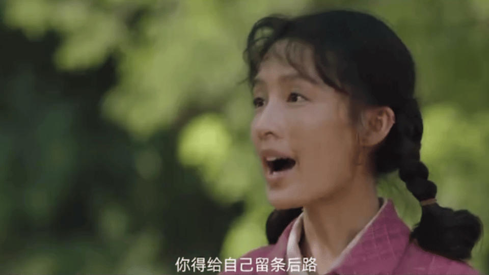 高加林抱着巧珍，但是却在看见黄亚萍的那一刻惊慌失措，他说：“我们走，我们去城里。