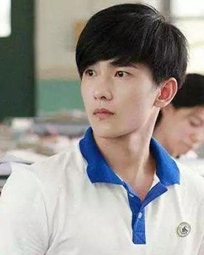 男明星“校服”装：王一博清新，吴磊帅气
杨洋是娱乐圈中炙手可热的小鲜肉，大概是因