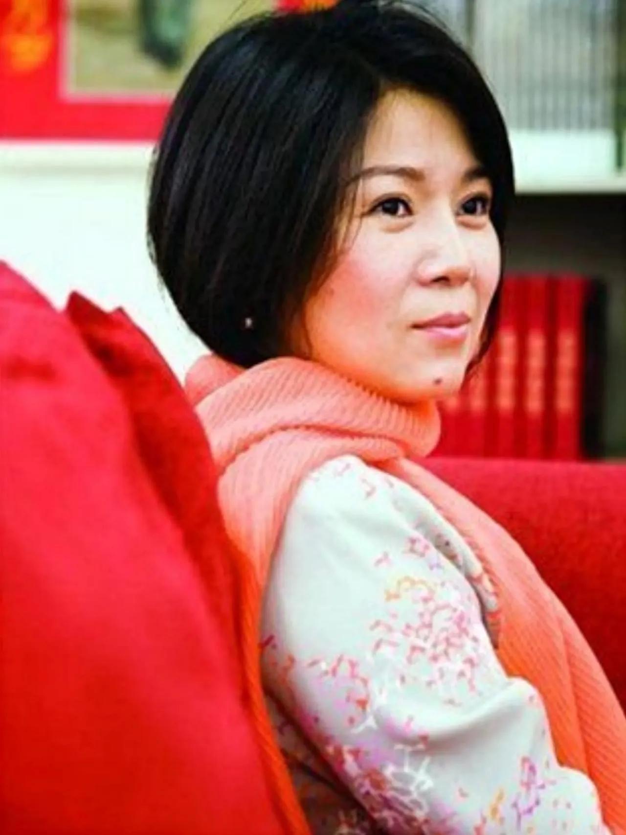 在毛家的后代中，毛泽东最像他的孙女孔东梅。

孔东梅是李敏的女儿。除了脸部轮廓之