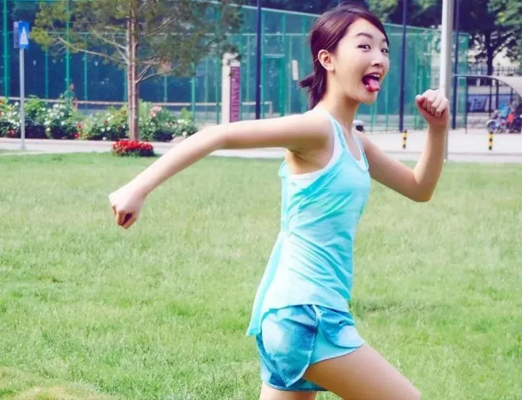 学生时代的周冬雨，纯真活泼，古灵精怪，娇小玲珑，是个身材平平的小公主。
周冬雨和