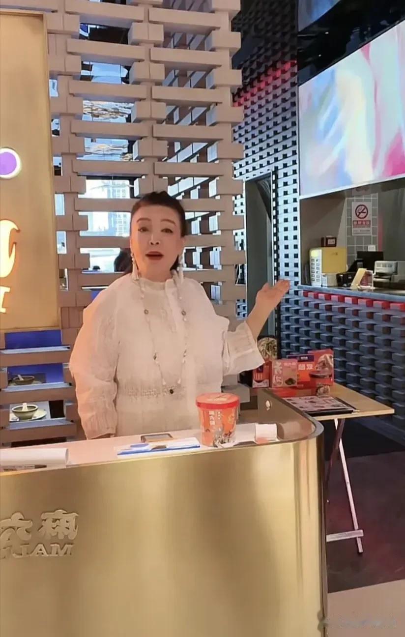 张兰想让麻六记排队叫号的声音换成她的录音，其实这个想法的出发点很好，就是想给人一