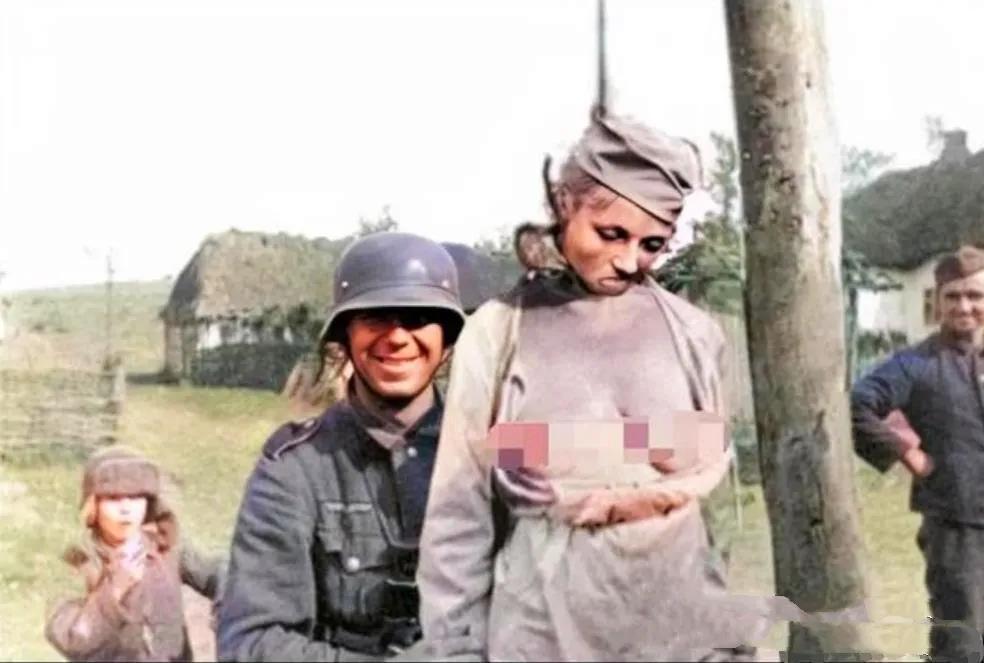 惨不忍睹！这是苏德战场上的悲惨画面，一名苏联女兵被吊死在了树上。

照片中，苏联