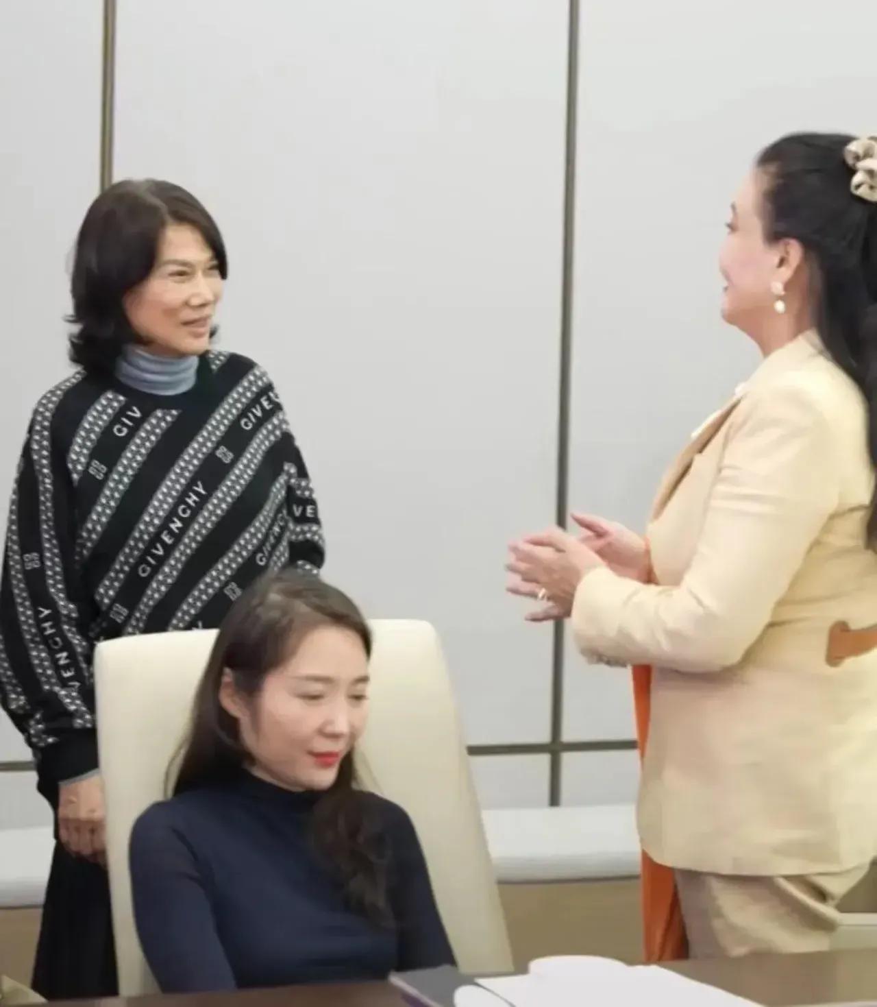 张兰董明珠引发热议！

2月18日，张兰和董明珠突然一起登上热搜，话说这俩人虽然