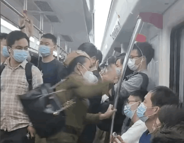 这下好了，乖乖在牢房蹲10天面壁思过吧！

广州警方最新通报来了：拘留十日，罚款