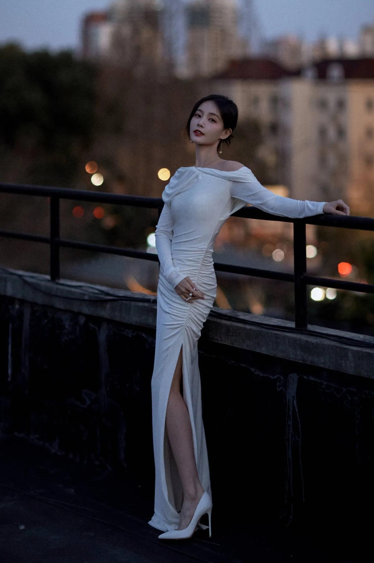 女明星李一桐户外照片，夜色美人更美，她这身材曲线，哪怕放在娱乐圈里，也算出类拔萃