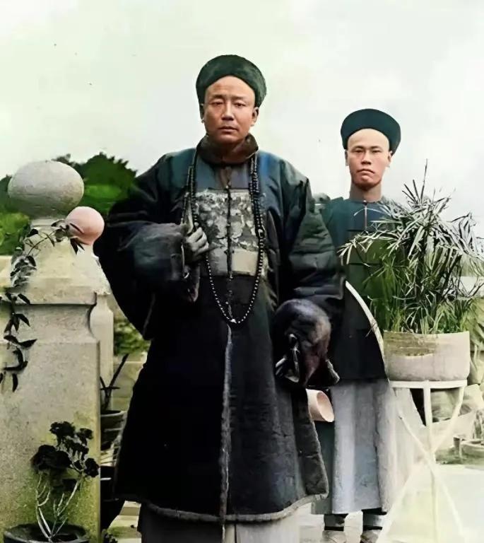 据说这是真实的清朝三品官员的奢华生活，妻妾成群，出行前呼后拥，排场十足。
清代的