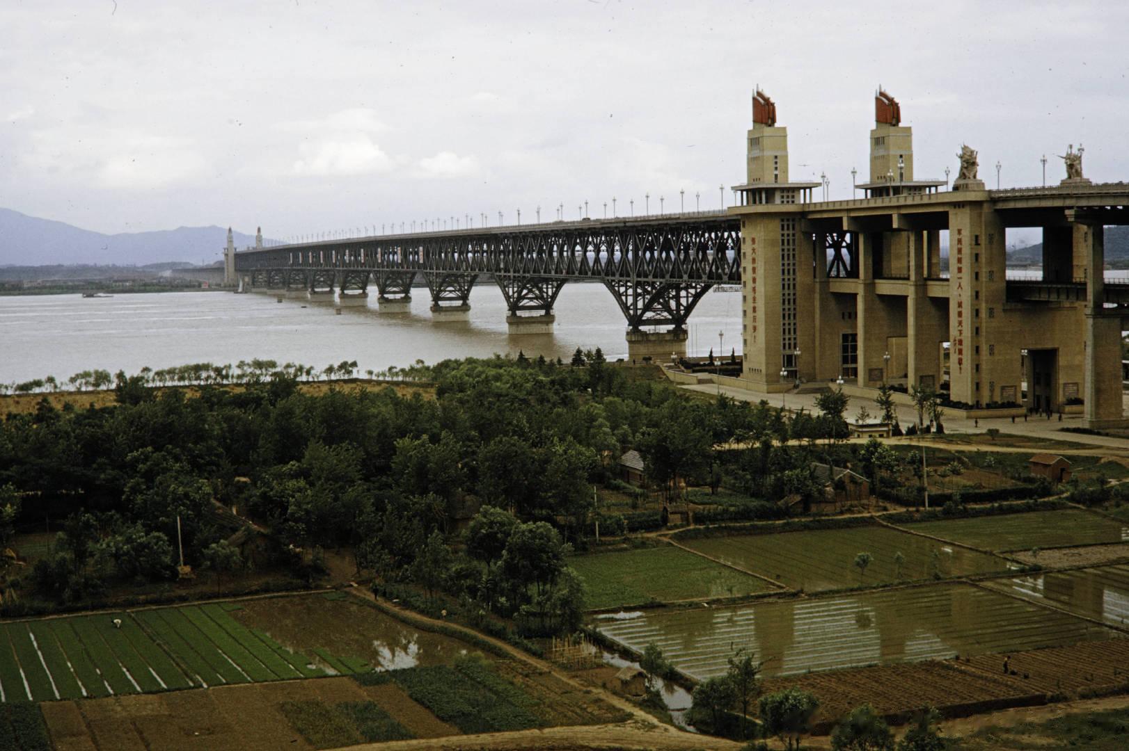 1973年拍摄的南京长江大桥，虽然按下快门那一刻发生在50年前，这张旧照仍然令人