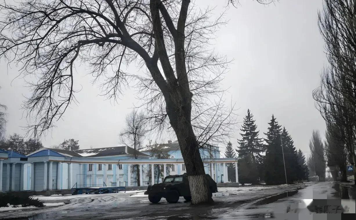 顿涅茨克的阿瓦迪夫卡方向，法国记者拍摄到了瑞士秘密军事援助乌克兰的，瑞士生产的一