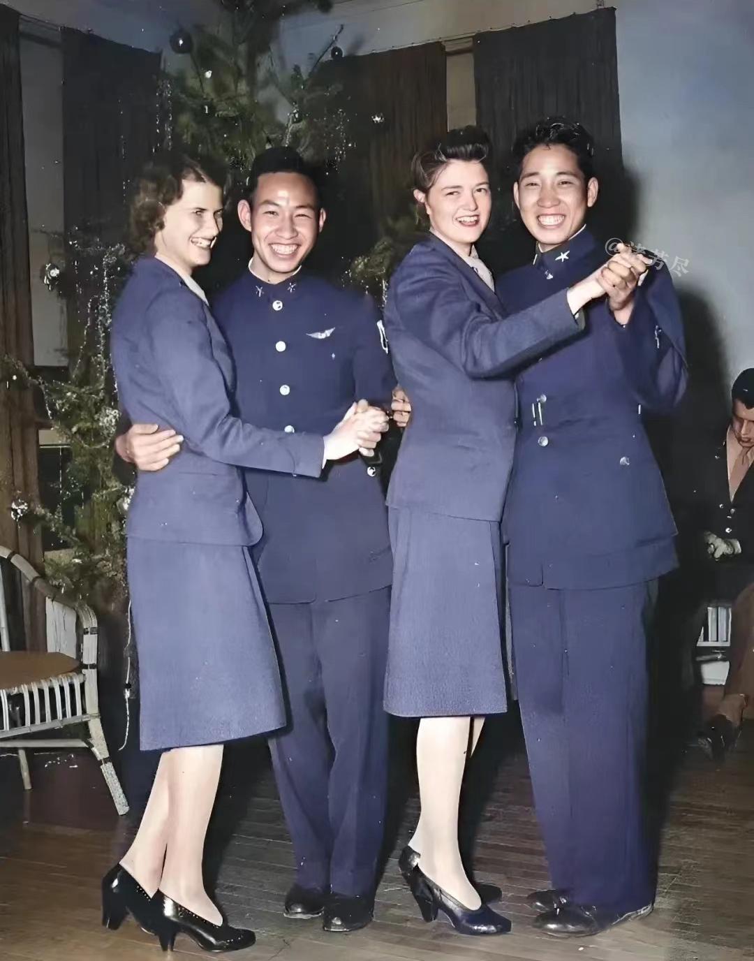 1945年，广州，国民军第一军的两名军官与驻穗盟军的两位外国女军官在联欢舞会上跳
