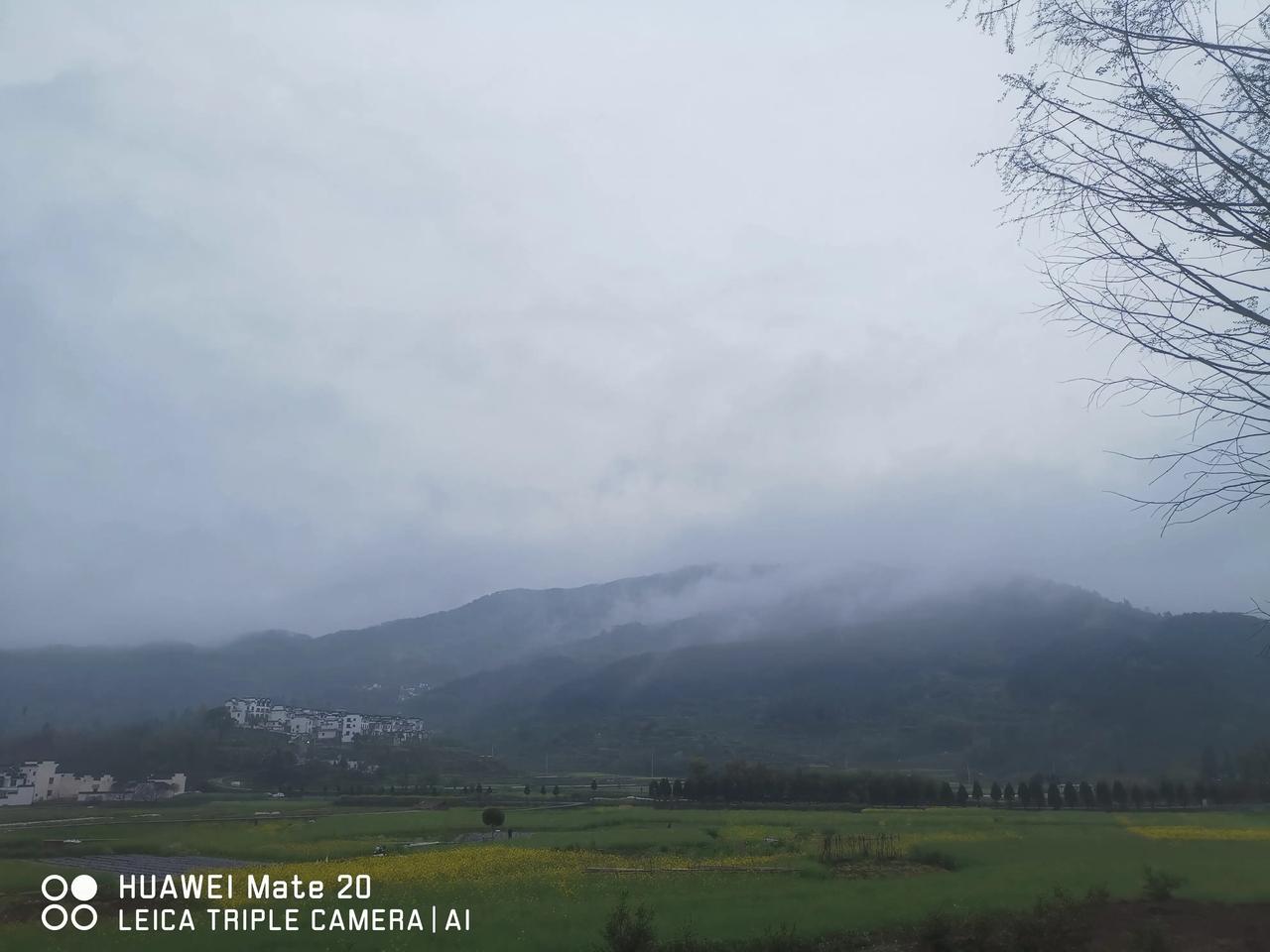 第一次听说呈坎，陌生还有点纳闷：
这个古村落居然是个5A级别的旅游景区，更被称为